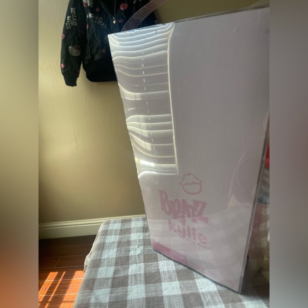 Bratz Kylie Doll with Stylish Outfit and Pet - Picture 4 of 4